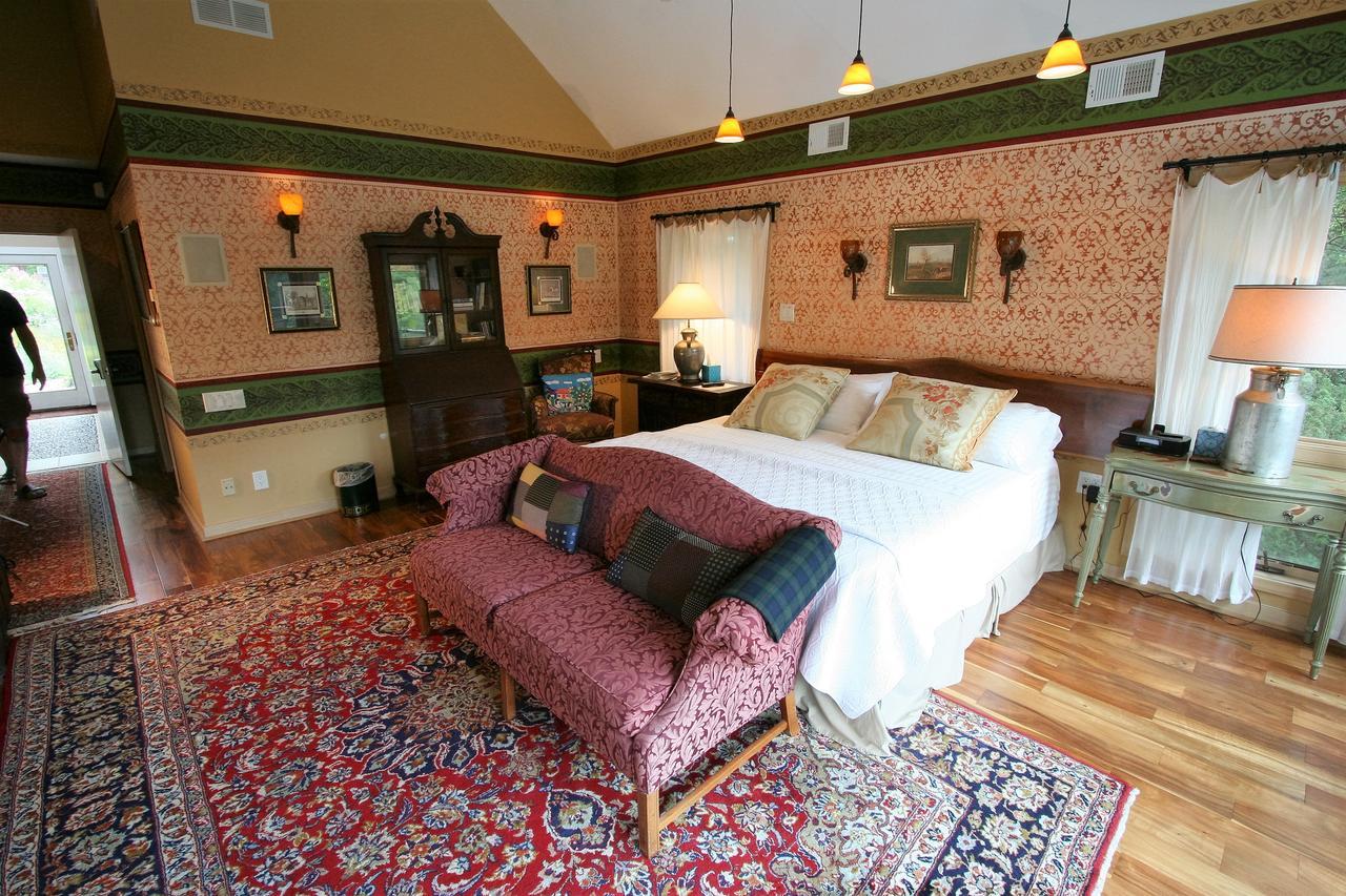 Alpenhof Bed & Breakfast Media Exterior photo